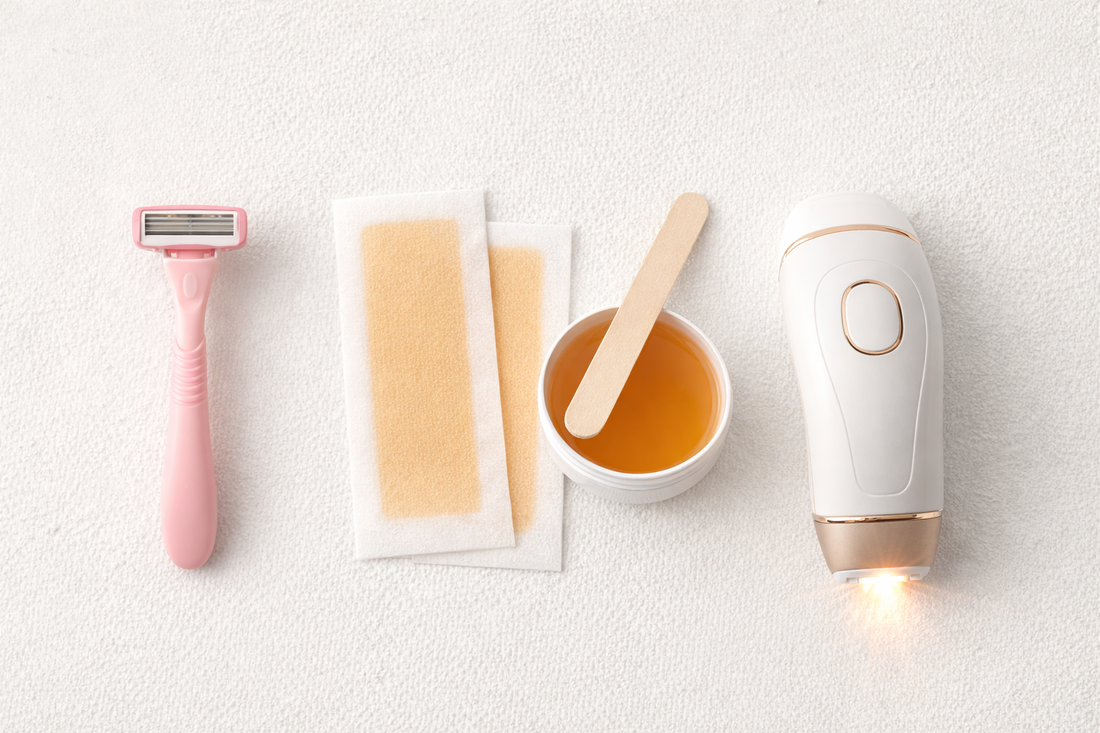 Ein normaler Handrasierer, ein IPL-Haarentfernungs-Lasergerät und Kaltwachsstreifen und eine Dose Wachs mit einem Holzspatel