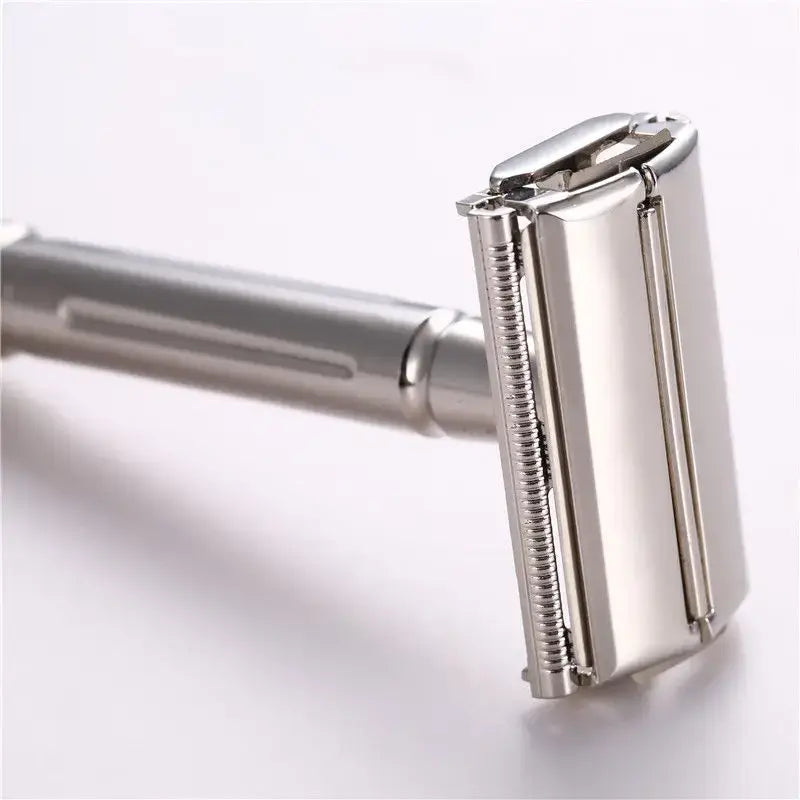 Klassischer Rasierhobel - Edelstahlgriff für präzise Nassrasur mit offenem Klingendesign.