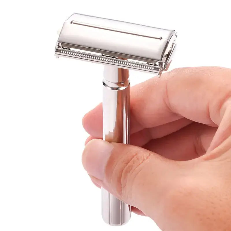 Klassischer Rasierhobel - Edelstahlgriff für präzise Nassrasur in der Hand für eine perfekte Rasur.